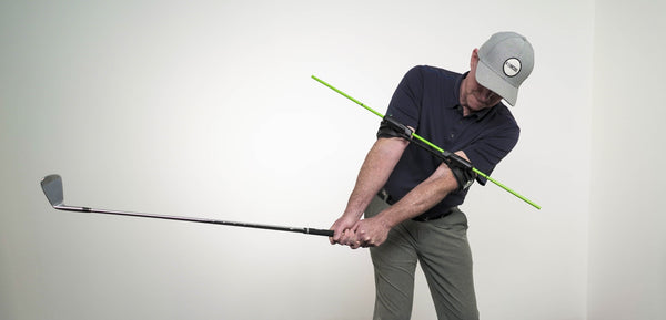 illustration of man using swing align golf aid